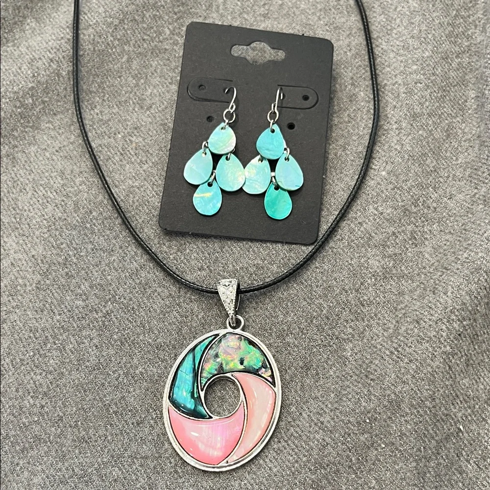๐ป3/$15 Silvertone Inlaid Shell Pendant with Shell Earring Set - Picture 1 of 7